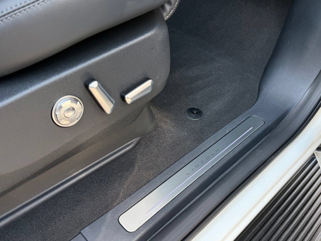 New 2027 Lincoln Navigator Premiere AWD/4WD image 21