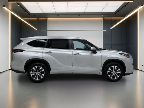 Used 2025 Toyota Highlander XLE FWD image 7