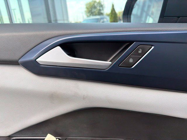 Used 2023 Volkswagen Taos SE w/ Panoramic Sunroof Package FWD image 18