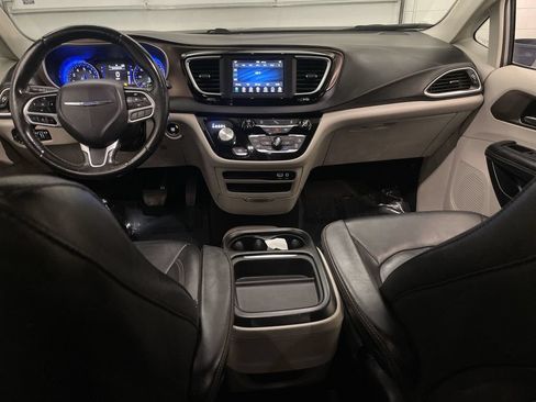 Used 2019 Chrysler Pacifica Touring-L FWD image 13