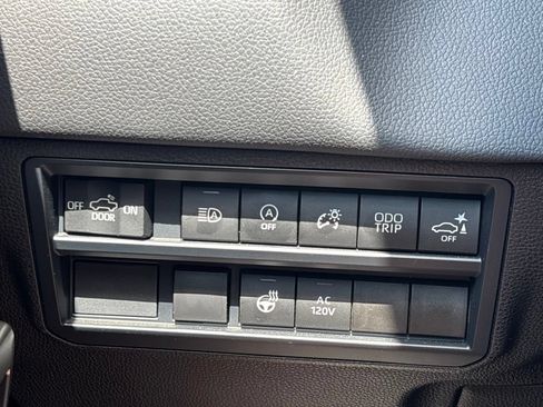 Used 2025 Toyota Tundra Limited AWD/4WD image 30