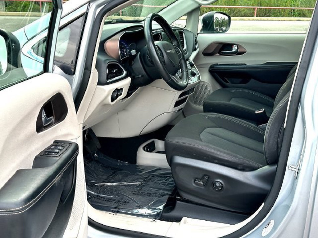 Used 2023 Chrysler Voyager LX FWD image 10