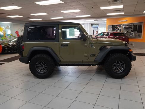 Used 2025 Jeep Wrangler Sport AWD/4WD image 7