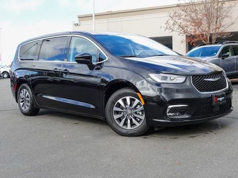 Used 2024 Chrysler Pacifica Select image 5