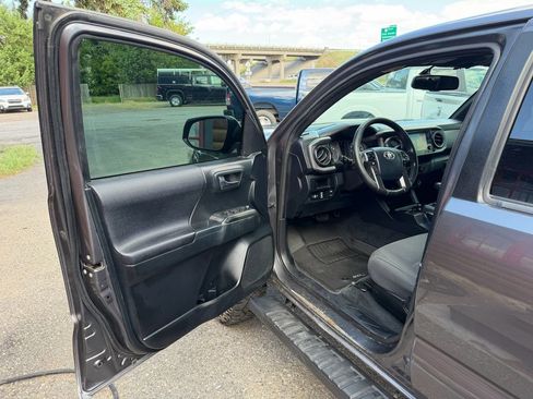 Used 2016 Toyota Tacoma TRD Off-Road w/ Towing Package AWD/4WD image 10