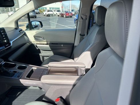 Used 2024 Toyota Sienna XLE image 2