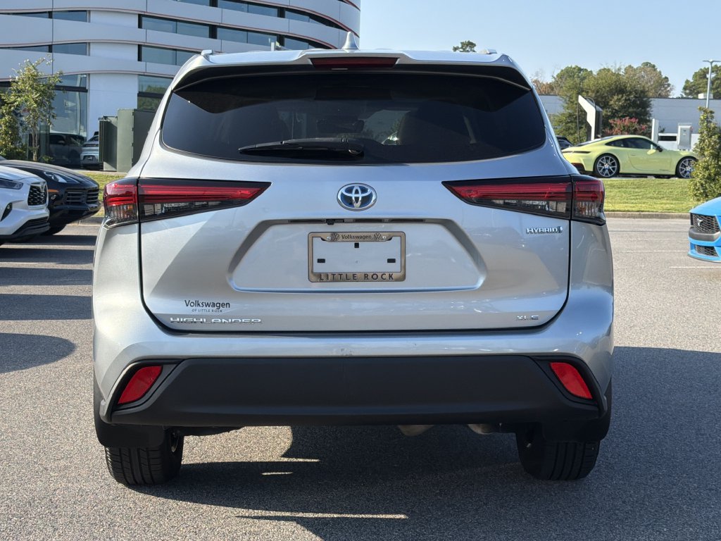 Used 2023 Toyota Highlander XLE AWD/4WD image 4