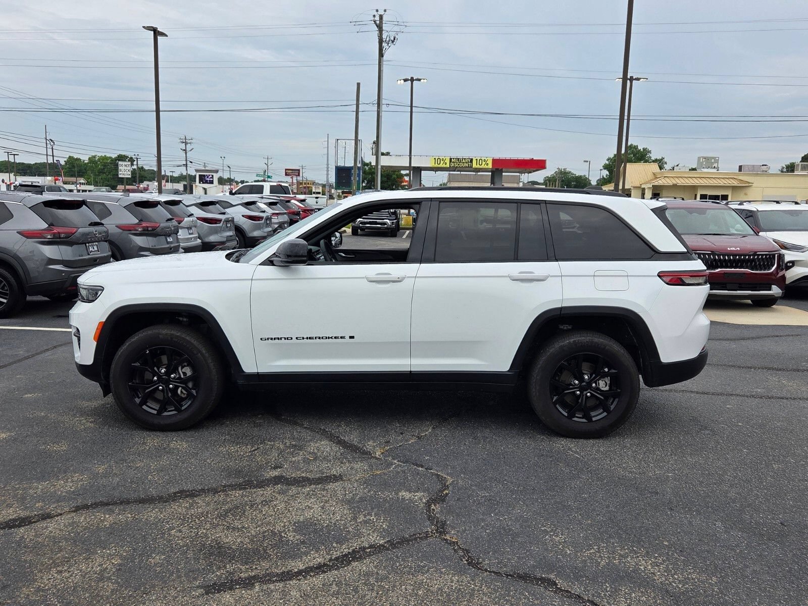 Used 2025 Jeep Grand Cherokee Altitude AWD/4WD image 4