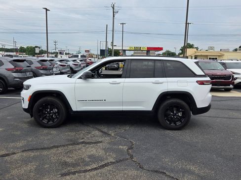 Used 2025 Jeep Grand Cherokee Altitude AWD/4WD image 4