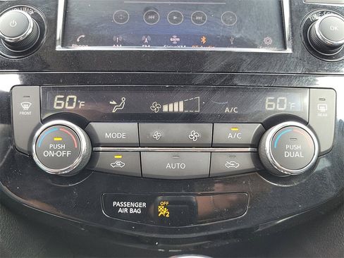 Used 2020 Nissan Rogue SL w/ Premium Package image 12