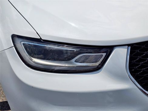Used 2022 Chrysler Pacifica Touring-L FWD image 4