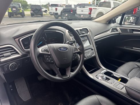 Used 2018 Ford Fusion SE image 18