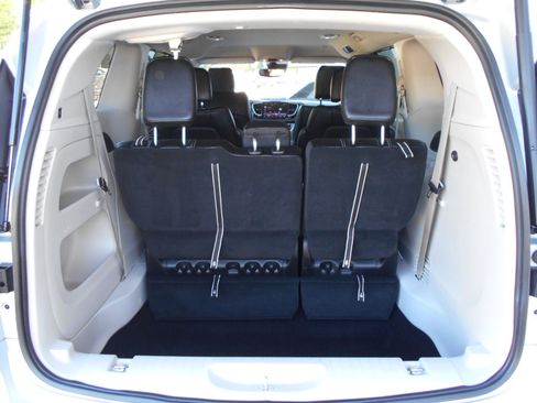 Used 2024 Chrysler Pacifica Touring-L FWD image 16
