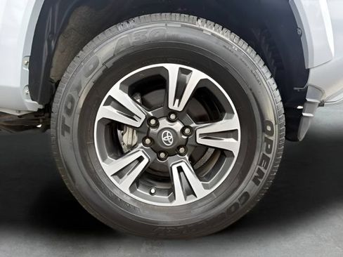 Used 2019 Toyota Tacoma TRD Sport AWD/4WD image 30