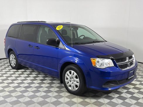 Used 2019 Dodge Grand Caravan SE w/ UConnect Hands-Free Group image 3