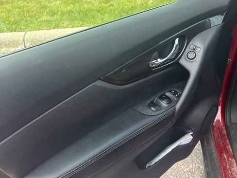 Used 2018 Nissan Rogue SV AWD/4WD image 8