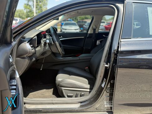 Used 2025 Genesis G70 2.5T RWD image 12