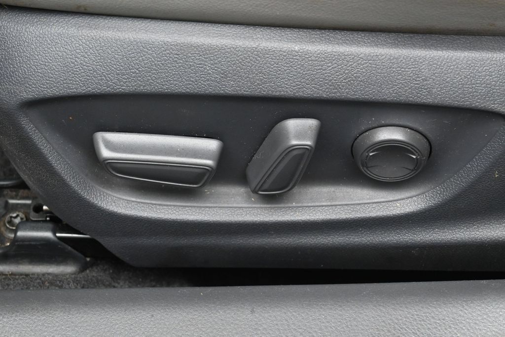 Used 2018 Toyota Camry SE FWD image 10