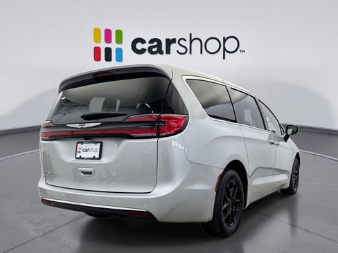 Used 2026 Chrysler Pacifica Select image 5