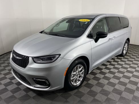 Used 2024 Chrysler Pacifica Touring-L image 10