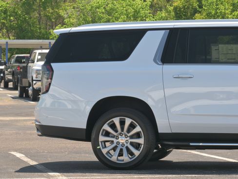 New 2026 Chevrolet Suburban Premier AWD/4WD image 5