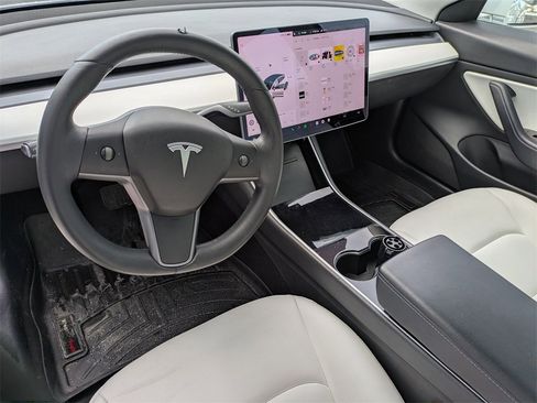 Used 2020 Tesla Model 3 Standard Range Plus image 12
