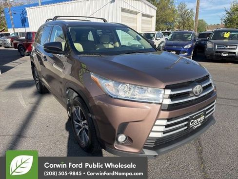 Used 2017 Toyota Highlander XLE w/ Carpet Mat Package AWD/4WD image 3