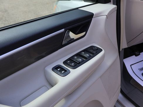Used 2010 Volkswagen Routan SE FWD image 14