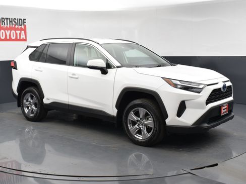 Used 2022 Toyota RAV4 XLE image 6