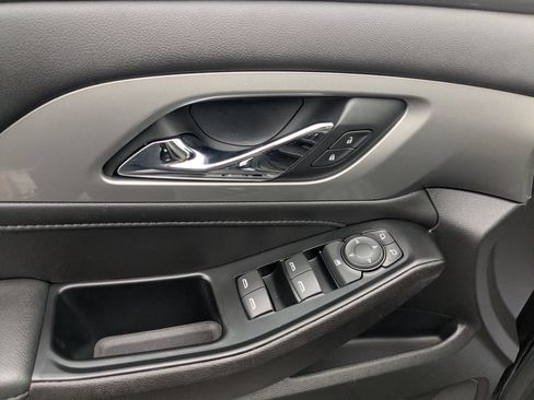 Used 2023 Chevrolet Traverse LT FWD image 12