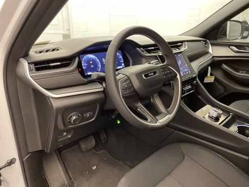 New 2025 Jeep Grand Cherokee Laredo image 14