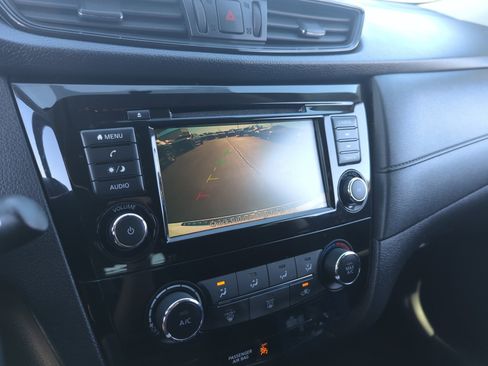 Used 2018 Nissan Rogue S image 26