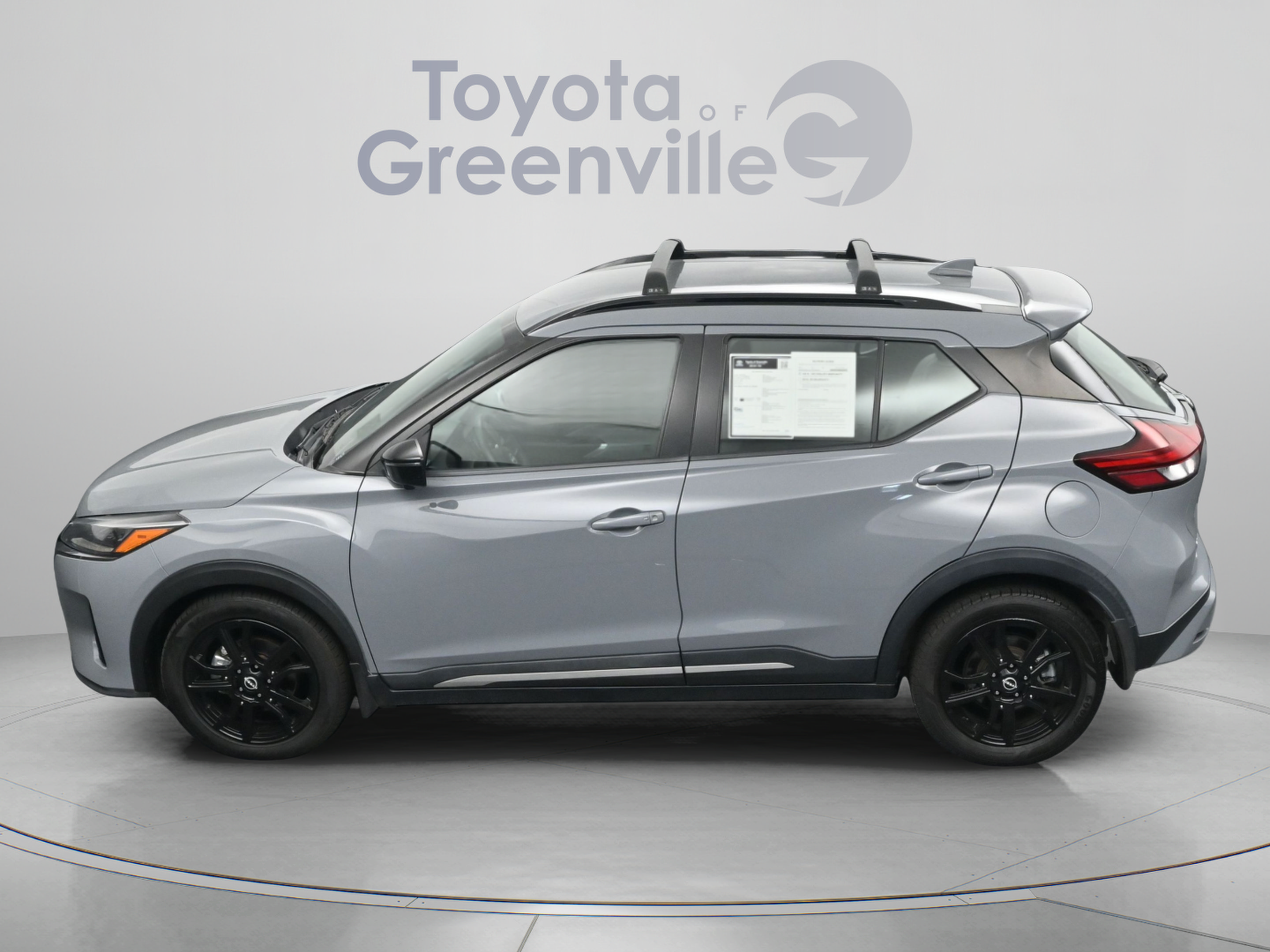 Used 2022 Nissan Kicks SR w/ Premium Package FWD image 4