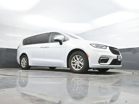 Used 2023 Chrysler Pacifica Touring-L FWD image 49
