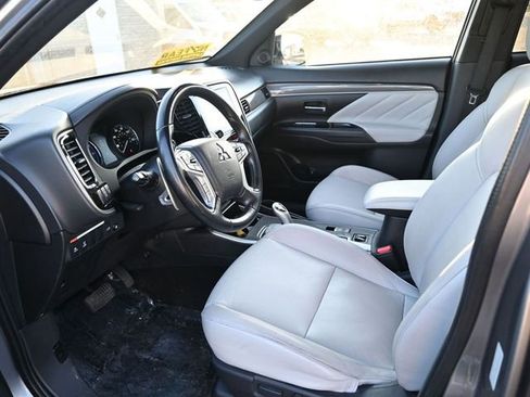Used 2022 Mitsubishi Outlander 4WD Plug-In Hybrid image 16