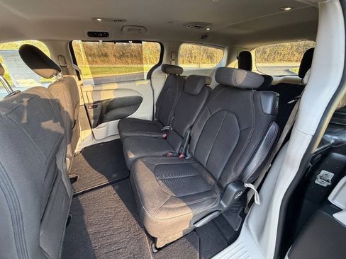 Used 2020 Chrysler Pacifica Touring FWD image 6