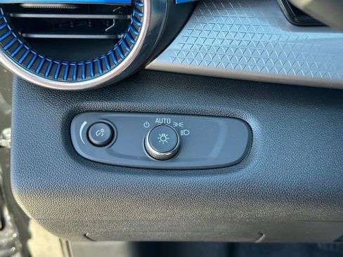 Used 2025 Chevrolet Trax LT w/ LT Convenience Package image 20