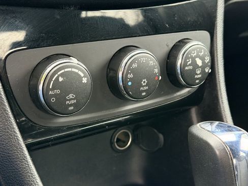 Used 2012 Chrysler 200 Touring image 12