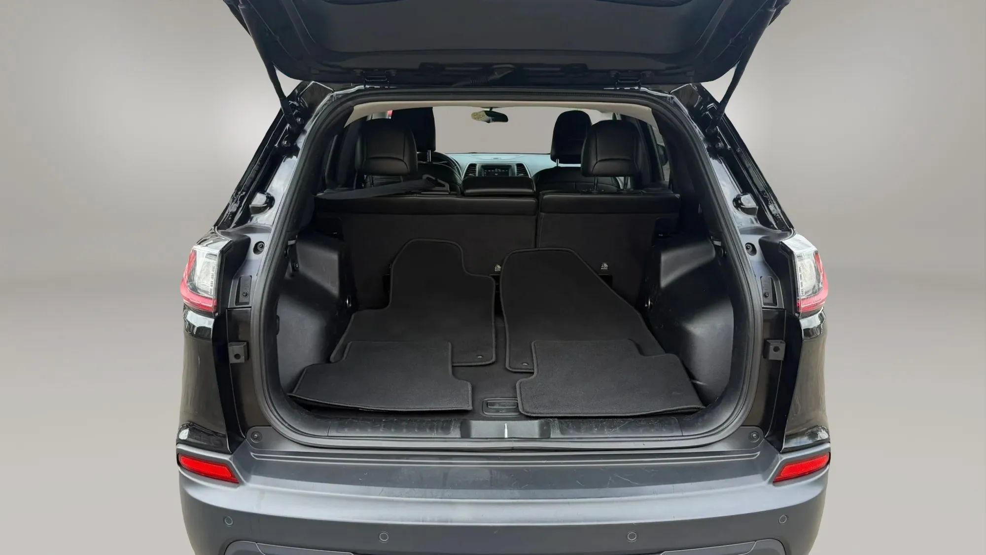Used 2019 Jeep Cherokee Latitude Plus FWD image 10
