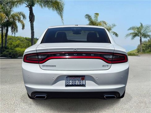 Used 2018 Dodge Charger SXT RWD image 5