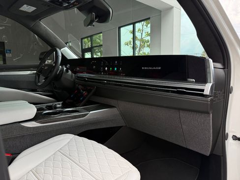 Used 2025 Cadillac Escalade V AWD/4WD image 32
