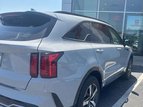 Used 2023 Kia Sorento EX w/ Panoramic Sunroof Package FWD image 3