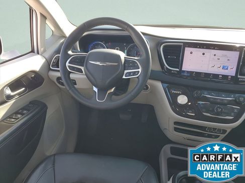 Used 2022 Chrysler Pacifica Touring-L image 18