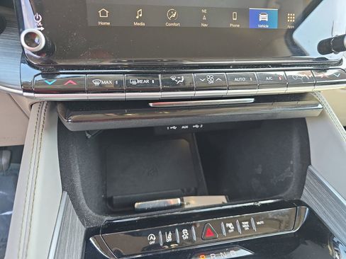 Used 2024 Jeep Wagoneer L Series II w/ Flexible Seating Group RWD image 23