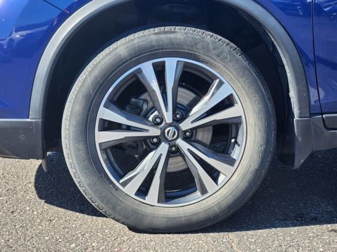 Used 2020 Nissan Rogue SV w/ Premium Package image 32