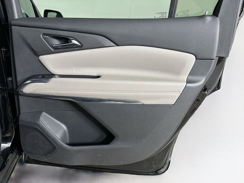 Used 2025 Chevrolet Traverse LT image 32