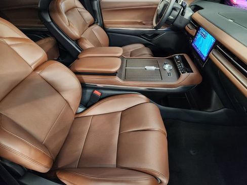 Used 2025 Lincoln Navigator Reserve image 3