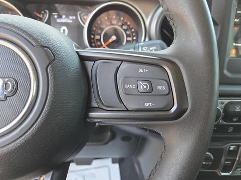 Used 2023 Jeep Gladiator Sport AWD/4WD image 32