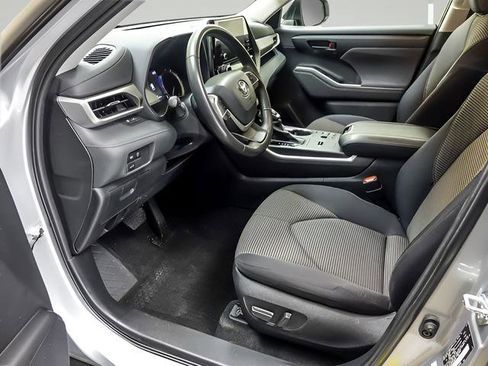 Used 2023 Toyota Highlander LE FWD image 9