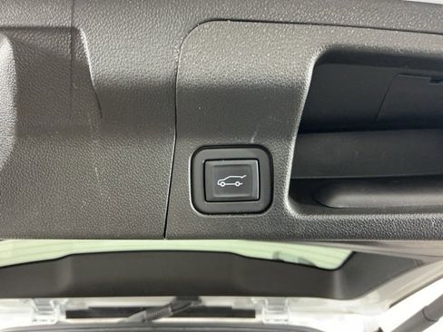 Used 2023 GMC Acadia SLT image 31